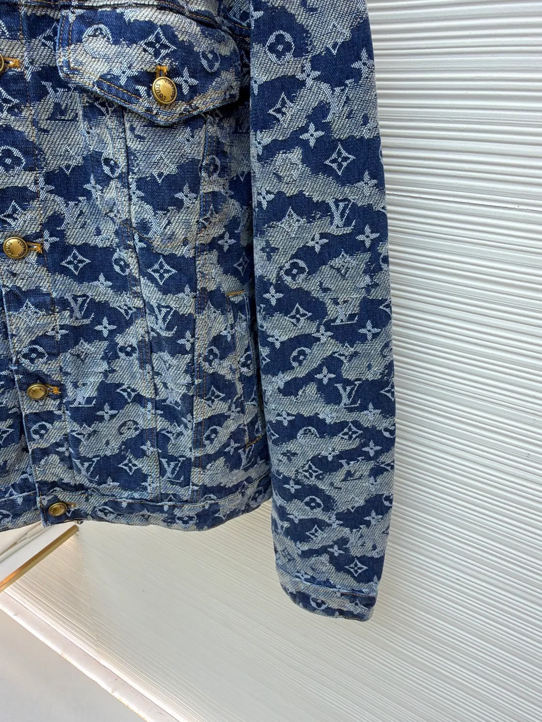 LOUIS VUITTON letter float jacquard denim jacket ●Original version: purchased and developed for 22999 ●Item number: 1682132-C05 ●Fabric: denim denim fabric ●Technology: jacquard production ●Color: blue ●Version: fitted version ●Weight: about 1335 grams ●Size: 46-48-50-52 ●Description: Made of heavy denim denim as the base, it uses distressed washing + gradient tie-dyeing to present a Monogram dark pattern effect. The gray-blue and off-white smudged colors are natural and layered, retaining the brand logo while enhancing the retro texture. The trousers have a skateboard straight cut, and the waistband is equipped with metal buttons and leather logo tags. The five-pocket structure follows the classic workwear design, and the edges of the pockets are reinforced with double-lane stitching, taking into account durability and style. The trouser legs are slightly narrowed to suit various scenarios. The overall process combines denim washing technology with brand logo technology, which not only retains the casual attributes of denim items, but also enhances high-luxury recognition through gradient textures. The overall wiring is straight and delicate, the fabric is comfortable and soft, and the color is consistent without color difference. It can be matched with the same style to create a fashionable look and control various occasions. Customized accessories, complete with three standards, same style for men and women!